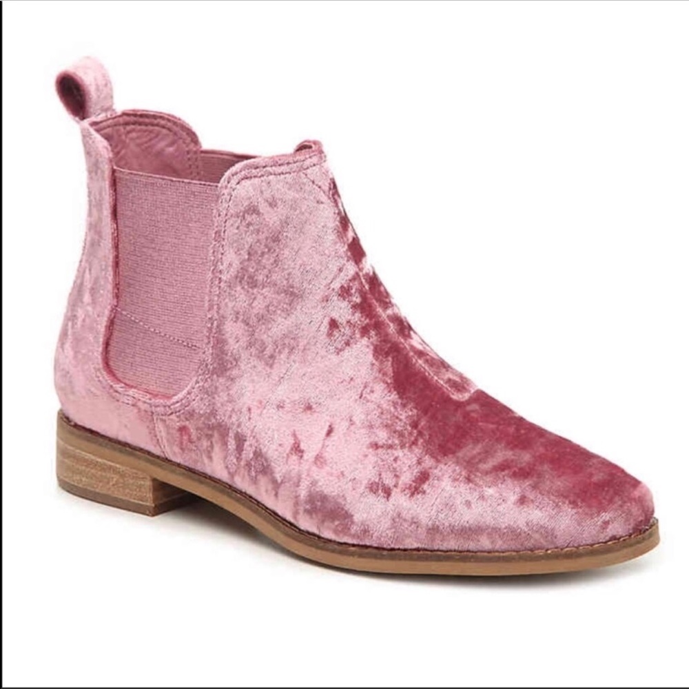AMAZING pink velvet booties 😍